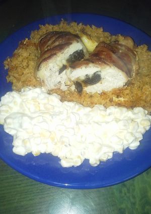 Baconbe tekert aszalt szilvás csirkemell recept fotója