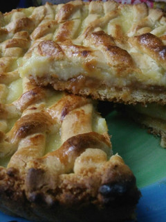 Una foto de Pastafrola de crema pastelera y dulce de leche 💖