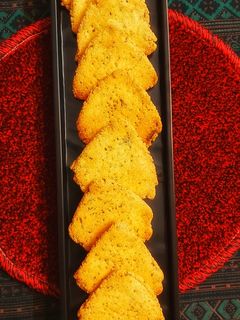 सूजी की तिकोनी मठरी (suji ki tikoni mathri recipe in Hindi) रेसिपी मुख्य फोटो