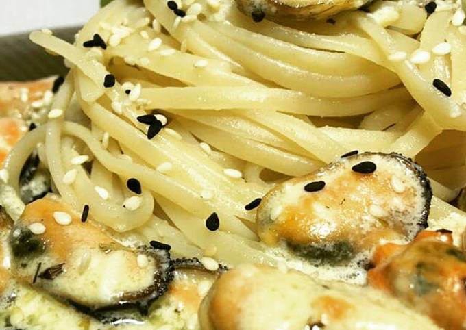 Спагетти с мидиями в сливочно-чесночном соусе