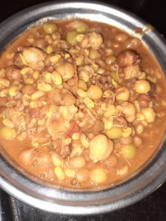 मोड आलेल्या मटकी,मुग आणि मिक्स कडधान्येचि  रस्सा भाजी (mix sprouts rassa bhaaji recipe in marathi) रेसिपी चे मुख्य फोटो 