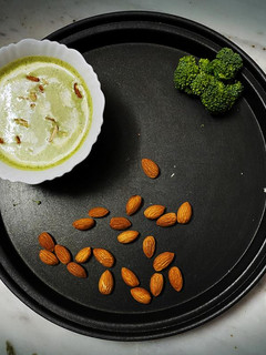 બ્રોકલી આલ્મંડ સૂપ(Broccoli almond soup recipe in gujarati) રેસીપી મુખ્ય ફોટો