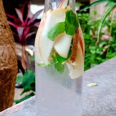 A picture of 🍎 Apple Cinnamon Infused Water 💧.