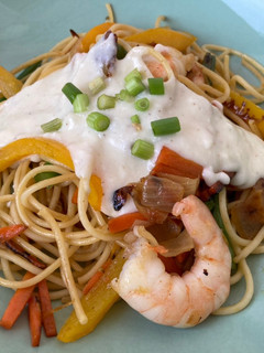 Foto principal de Spaghettis con salsa de queso fresco de cabra, verduras y langostinos