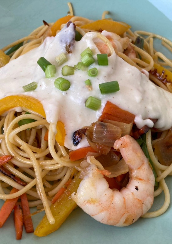 Una foto de Spaghettis con salsa de queso fresco de cabra, verduras y langostinos