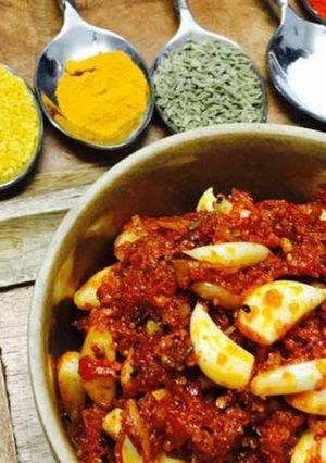 A picture of Garlic pods aachar.