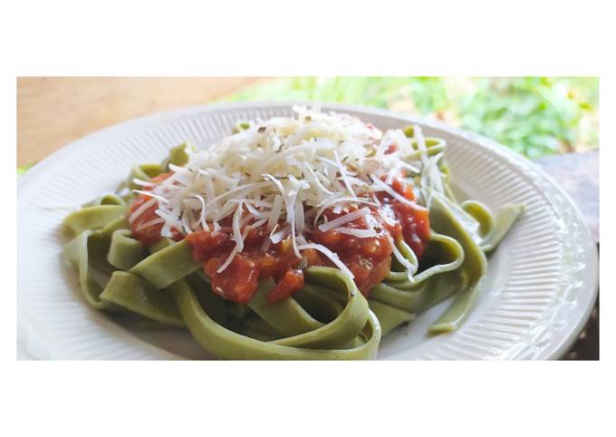 Spinach Fettuccine with homemade bolognese sauce