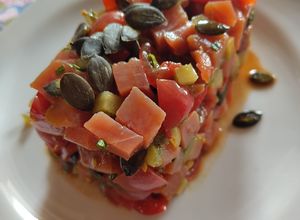 Une photo de Tartare de thon mariné aux tomates et pépins de courge