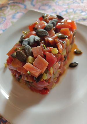 Une photo de Tartare de thon mariné aux tomates et pépins de courge