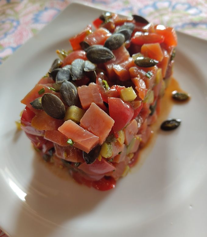 Une photo de Tartare de thon mariné aux tomates et pépins de courge