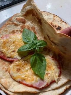 Una foto de Piadina de lomo adobado con cuatro quesos