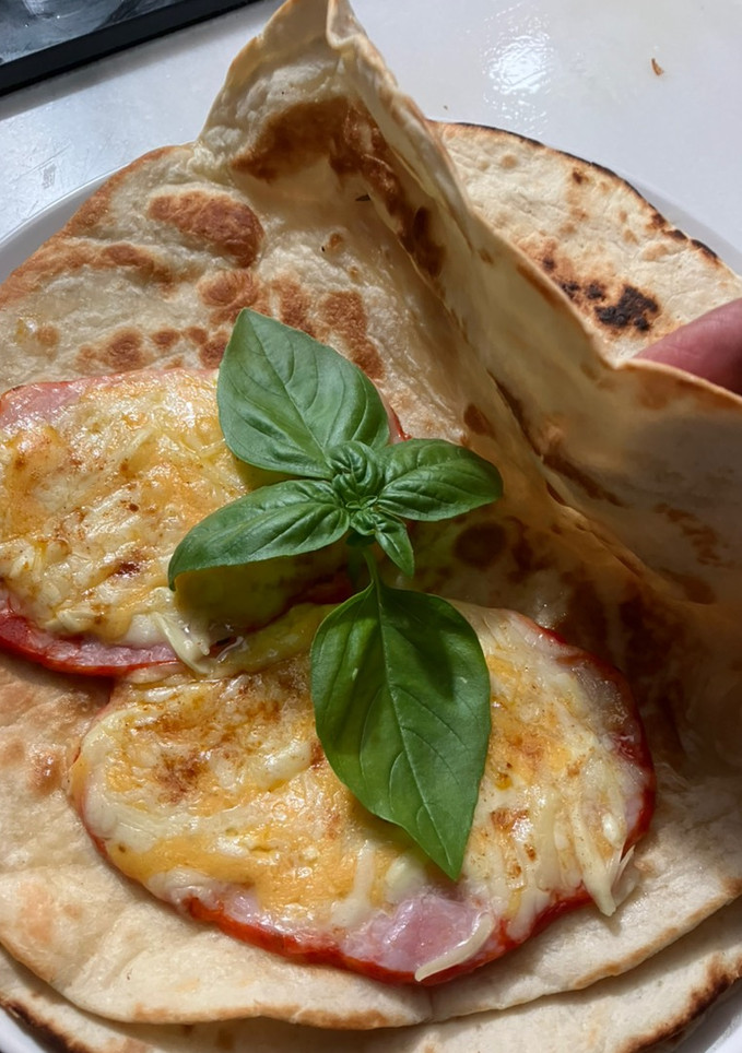 Una foto de Piadina de lomo adobado con cuatro quesos