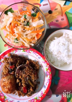 Hình của món Cá ngừ kho trứng sả ớt.