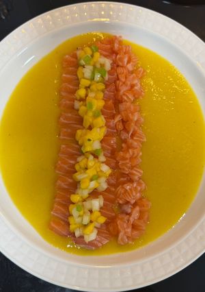 Una foto de Tiradito de salmón con sopa de mango