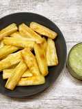 Bastones de yuca con aderezo de cilantro
