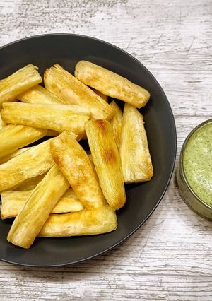 Foto principal de Bastones de yuca con aderezo de cilantro