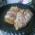 Pollo relleno envuelto en panceta