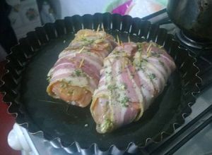 Una foto de Pollo relleno envuelto en panceta