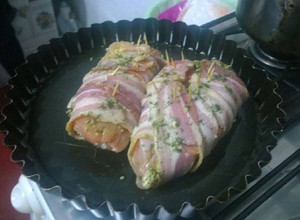 Una foto de Pollo relleno envuelto en panceta
