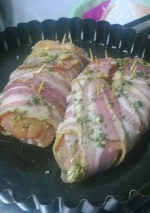 Una foto de Pollo relleno envuelto en panceta