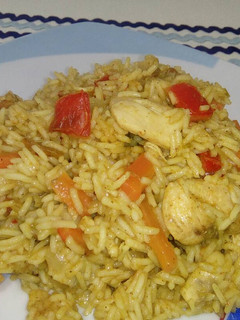 Una foto de Arroz con pollo y verduras al curry