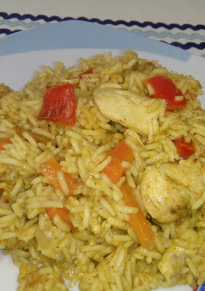 Una foto de Arroz con pollo y verduras al curry