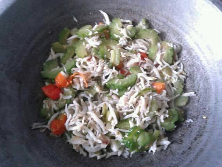 Bagaimana Menyiapkan Tumis teri medan pedes feat pare.. Enak!, Bikin Ngiler