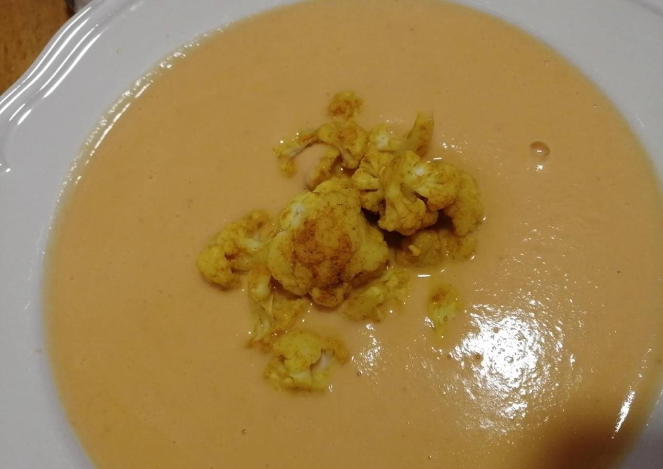 Sopa de coliflor al curry