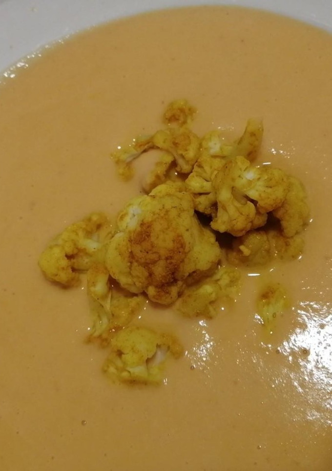 Una foto de Sopa de coliflor al curry
