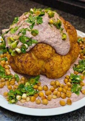 Foto di Cavolfiore arrosto con hummus di fagioli e ceci croccanti