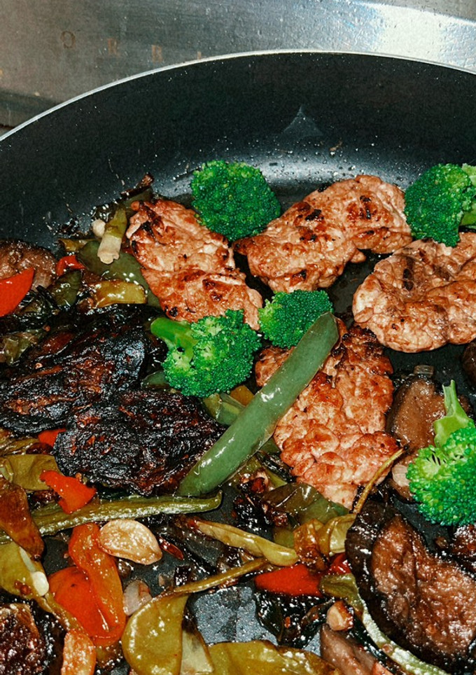 Una foto de Mollejas con verduras en wok