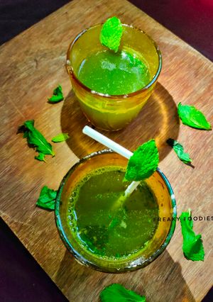 পুদিনা লাইম সোডা (Mint lime soda recipe in bengali) রেসিপির প্রধান ছবি