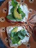 Pan tostado con Kéfir y espinacas. 🍞🥛🌱