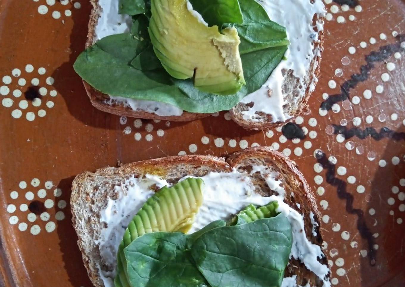 Pan tostado con Kéfir y espinacas. 🍞🥛🌱