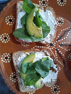 Una foto de Pan tostado con Kéfir y espinacas. 🍞🥛🌱