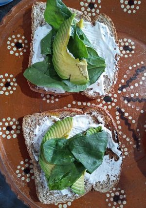 Una foto de Pan tostado con Kéfir y espinacas. 🍞🥛🌱