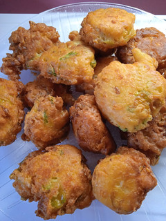 Una foto de Buñuelos de lechuga y queso