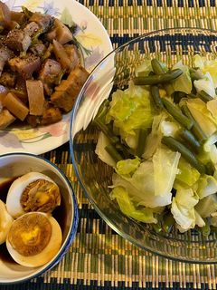 Hình của món Thịt kho củ cải, rau chấm trứng luộc.