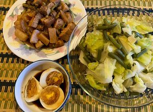 Hình của món Thịt kho củ cải, rau chấm trứng luộc.