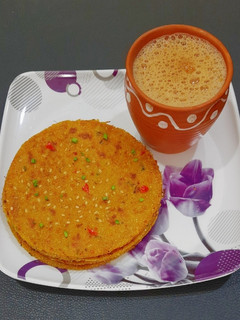 લીલુ લસણ, કેપ્સીકમ ના થેપલા (Lilu Lasan Capsicum Thepla Recipe In Gujarati) રેસીપી મુખ્ય ફોટો