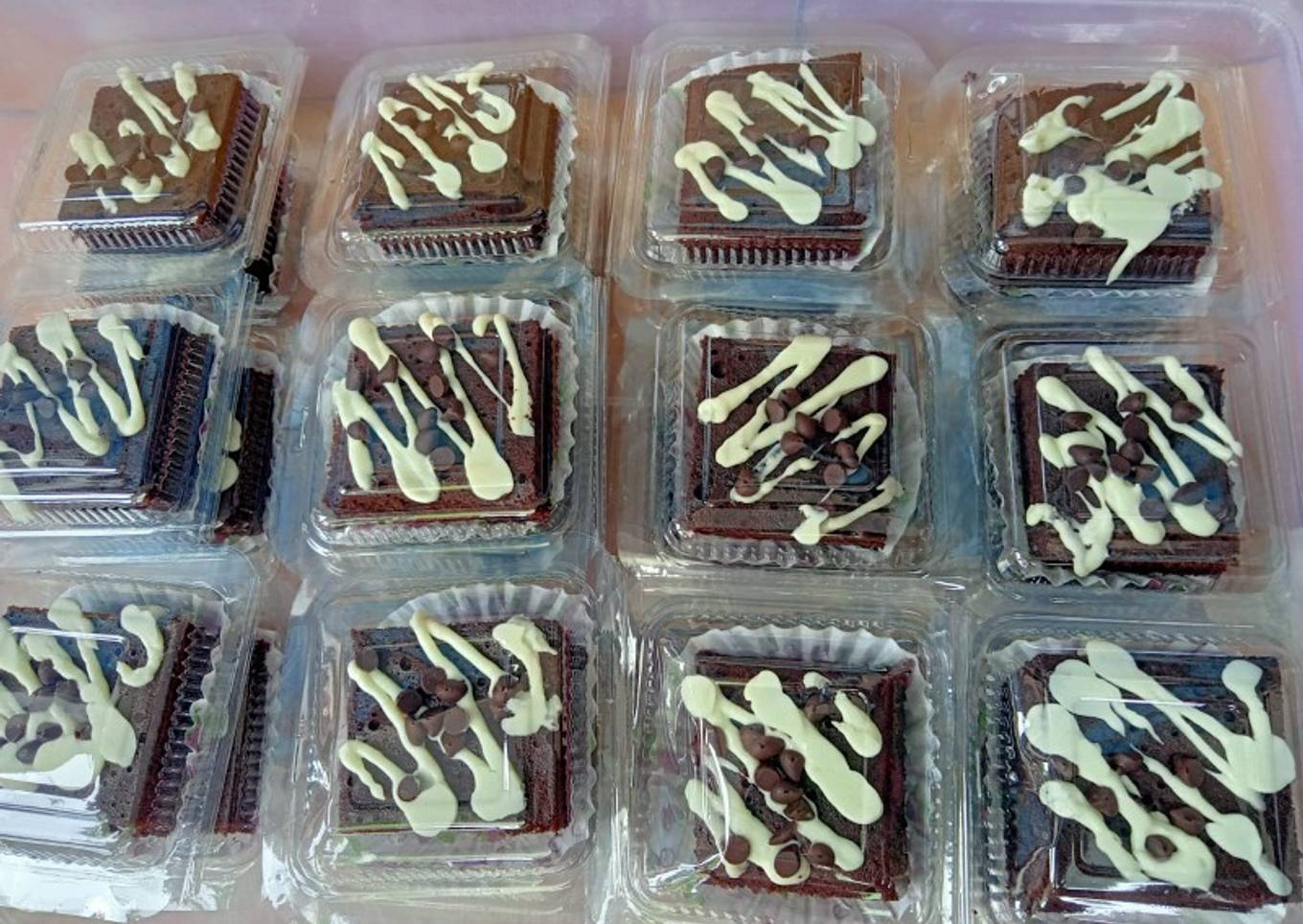 Brownies Kukus Topping coklat putih dan chocochips