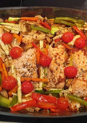 Una foto de Salmón al horno con verduras en salsa de soja y miel