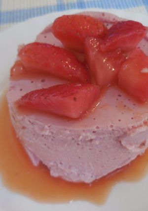 A picture of No-bake, No-crust Strawberry Cheese Cake.