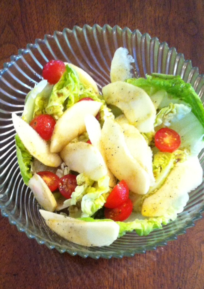 Una foto de Ensalada ligera con manzana