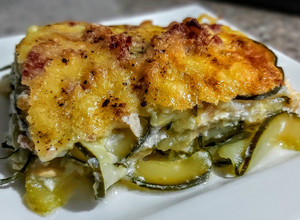 Una foto de TARTA DE🥒Pepino y🥓 Tocineta...!
