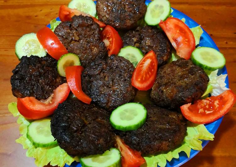 Yummy Homemade Burger Sandwich with Potato Chips�?�?��?�🥒🧀�?�