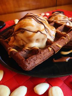 Una foto de Gofre de chocolate fit con helado de turrón 2 ingredientes