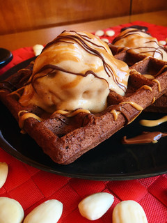 Una foto de Gofre de chocolate fit con helado de turrón 2 ingredientes