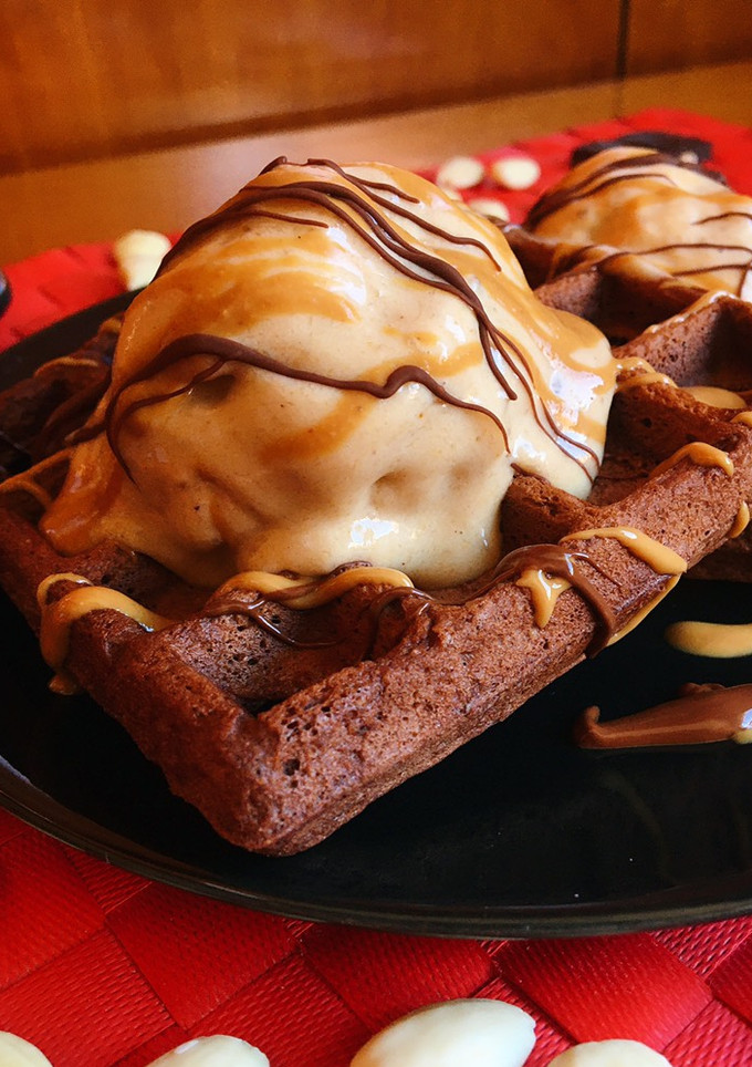Una foto de Gofre de chocolate fit con helado de turrón 2 ingredientes