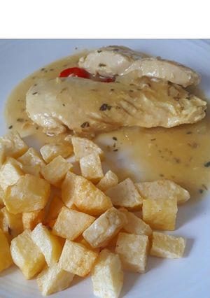 Una foto de Pollo a la mostaza con papas fritas